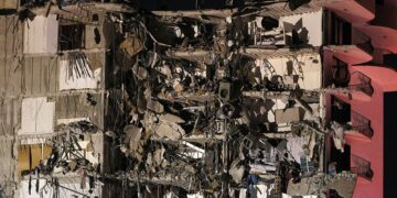 Se derrumbó un edificio de doce pisos en Miami y hay al menos un muerto
