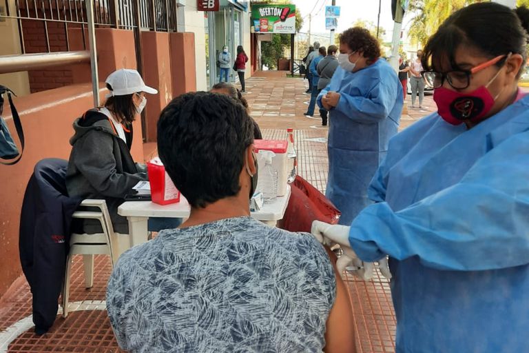 Covid: mayores de 30 años pueden acercarse con DNI a los vacunatorios a solicitar la primera dosis