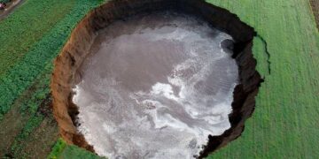 Gigantesco socavón tiene en vilo a pobladores en el centro de México