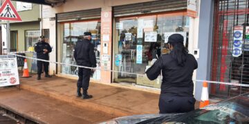 A punta de pistola y a los tiros asaltaron un local comercial en Garupá