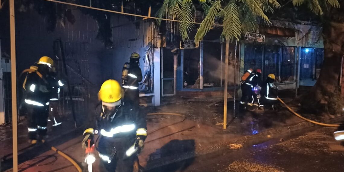 Incendio en dos locales comerciales en pleno centro de Puerto Iguazú