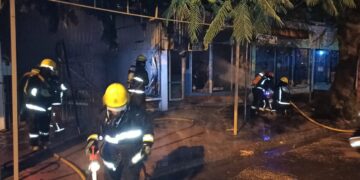 Incendio en dos locales comerciales en pleno centro de Puerto Iguazú