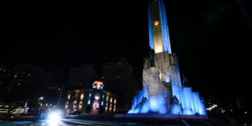 El Monumento a la Bandera se vistió con luces para celebrar el día de la enseña patria