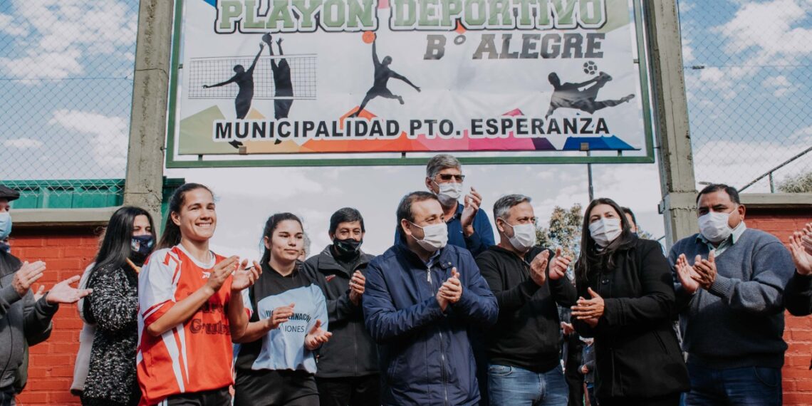 El gobernador visitó planta procesadora de almidón e inauguró playón deportivo en Puerto Esperanza