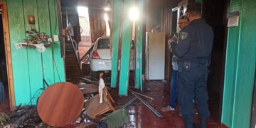 Terminó dentro de una vivienda familiar tras perder el control del auto
