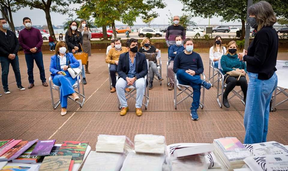 Entregaron libros de escritores misioneros a los alojamientos turísticos de Posadas
