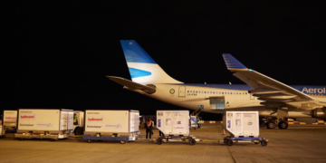 Llegó desde China un vuelo con más de 760 mil dosis de la Sinopharm