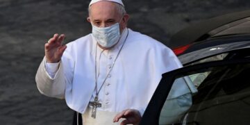 Francisco volvió al Vaticano tras 10 días internado por una operación de colon
