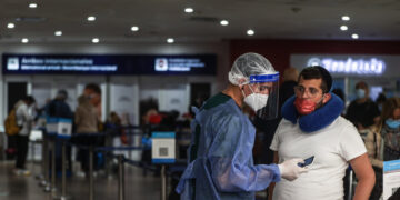 Confirmaron dos nuevos casos de la variante Delta en viajeros que llegaron del exterior