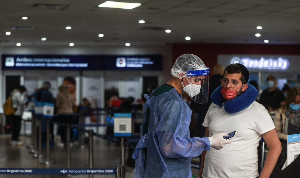 Confirmaron dos nuevos casos de la variante Delta en viajeros que llegaron del exterior