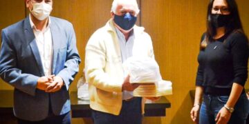 Turista Lector: continúa la entrega de libros de autores misioneros en hoteles de Puerto Iguazú
