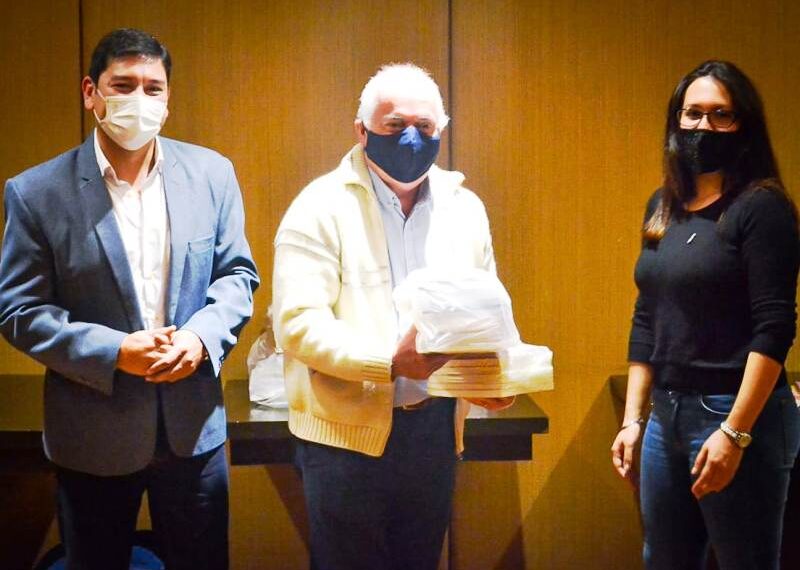 Turista Lector: continúa la entrega de libros de autores misioneros en hoteles de Puerto Iguazú