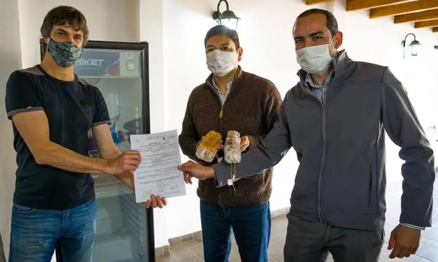 Entregaron equipamiento a un productor de bondiolas artesanales en Posadas