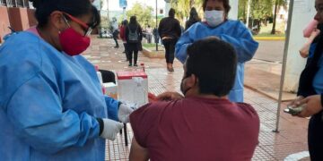 Realizan operativo de vacunación contra el Covid y antigripal en Villa Cabello