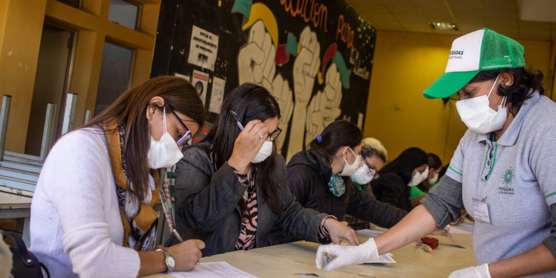 Covid: La campaña de vacunación se extendió a los universitarios y continúa en los barrios