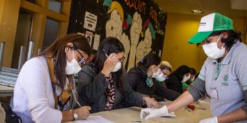 Covid: La campaña de vacunación se extendió a los universitarios y continúa en los barrios