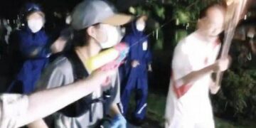 Video: intentó apagar la antorcha olímpica con una pistola de agua