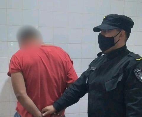 Un joven fue arrestado luego de robar un celular y herir a un policía con un cuchillo