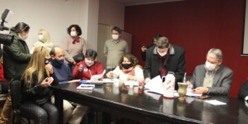 Docentes logran acuerdo salarial