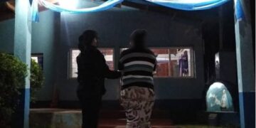 Atacó a su vecina con un machete y la apresaron