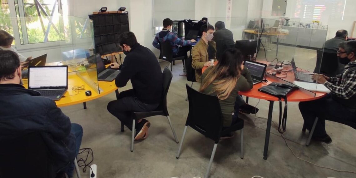 Internet de las Cosas: Posadeños aprenden gratuitamente sobre tecnología