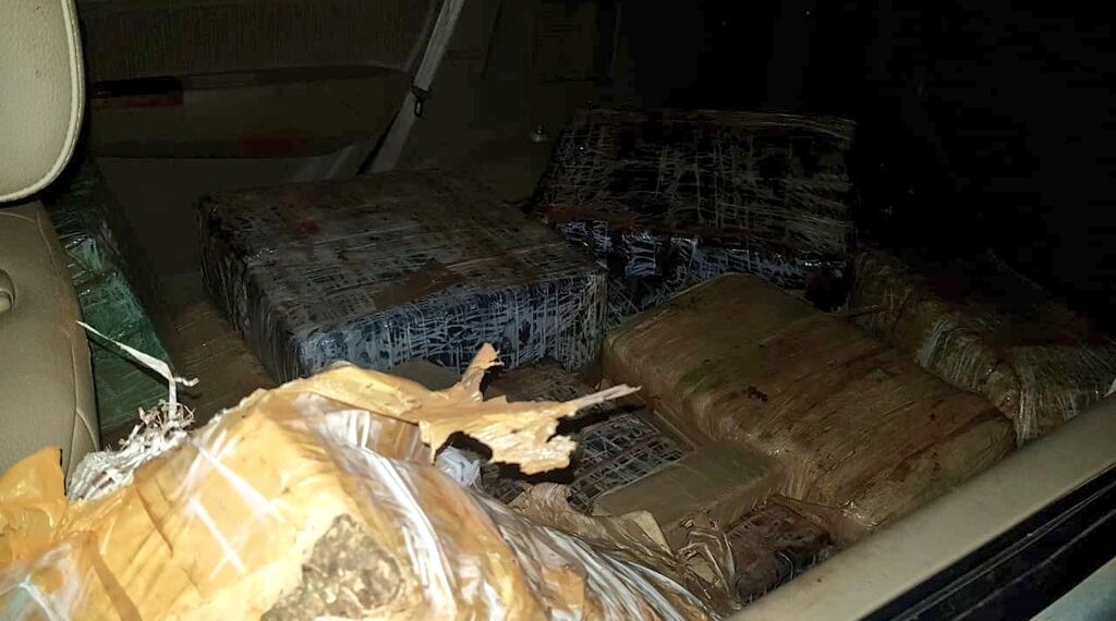 Incautan dos vehículos con cargamento de marihuana y detienen a dos personas