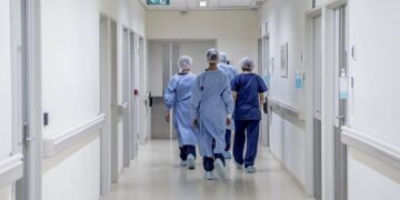 Abonan la primera cuota del bono para 725 mil trabajadores de la salud de todo el país