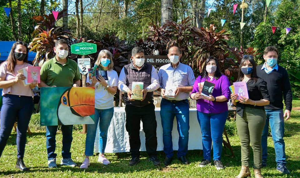 El Soberbio: Entregaron libros de autores misioneros y cuadros a complejos turísticos