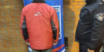 Atacó a golpes con una escopeta a sus vecinos y terminó detenido