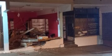 Conductor alcoholizado perdió el control de su automóvil y chocó contra un comercio: terminó detenido