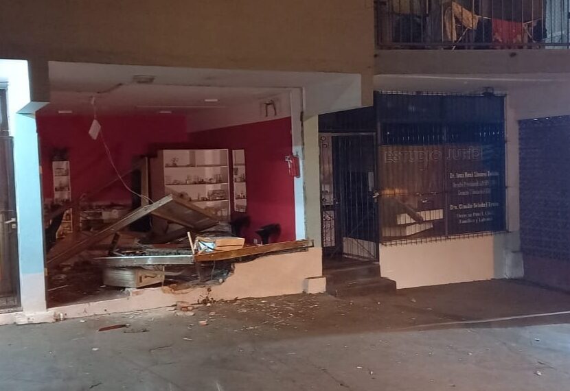 Conductor alcoholizado perdió el control de su automóvil y chocó contra un comercio: terminó detenido
