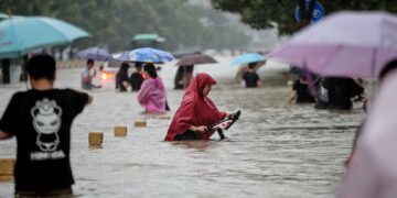 China: al menos 25 fallecidos y 200.000 evacuados por inundaciones y lluvias torrenciales