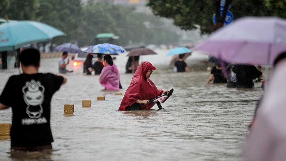 China: al menos 25 fallecidos y 200.000 evacuados por inundaciones y lluvias torrenciales