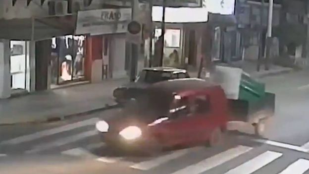 Su hijo lo descubrió robando un baño químico por el noticiero y decidió devolverlo