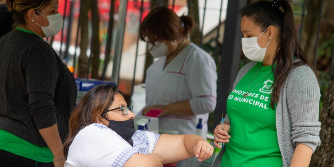 Desde hoy, mayores de 40 años pueden asistir a vacunatorios para combinar vacunas