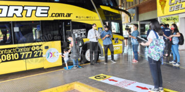Aumentan el número de pasajeros permitidos en micros y trenes de media y larga distancia: cuántos podrán viajar