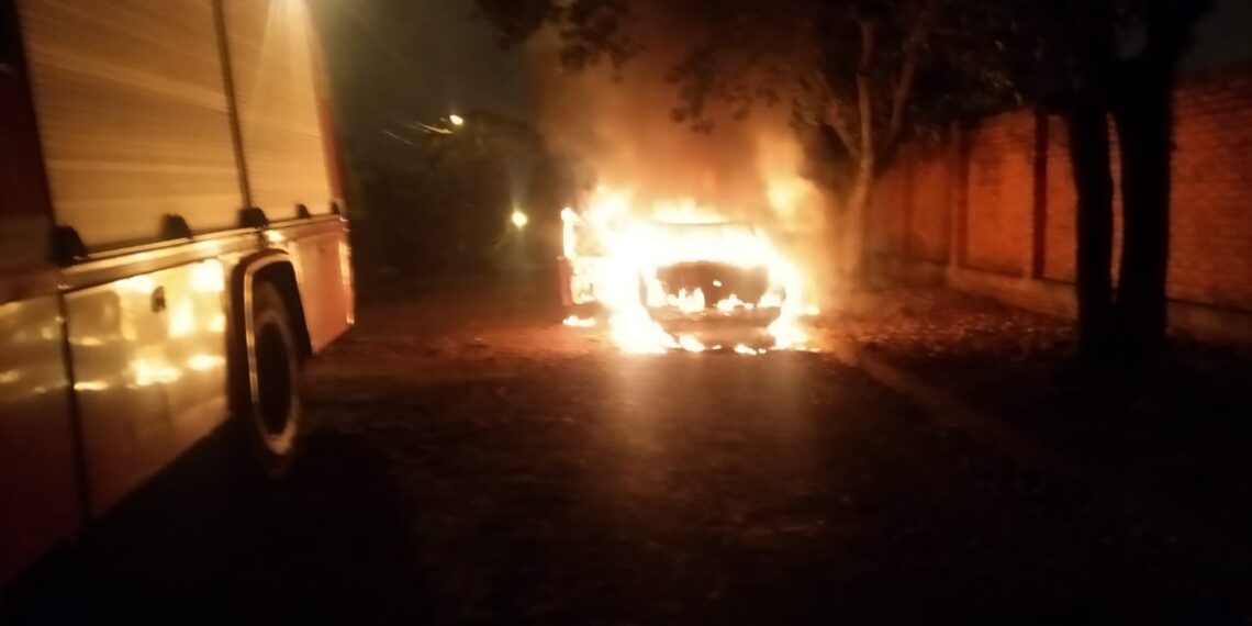 Bomberos sofocaron incendio de un vehículo en Oberá