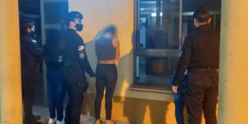Posadas: detuvieron a tres jóvenes que atacaron a un hombre y dañaron su moto a la salida de un bar