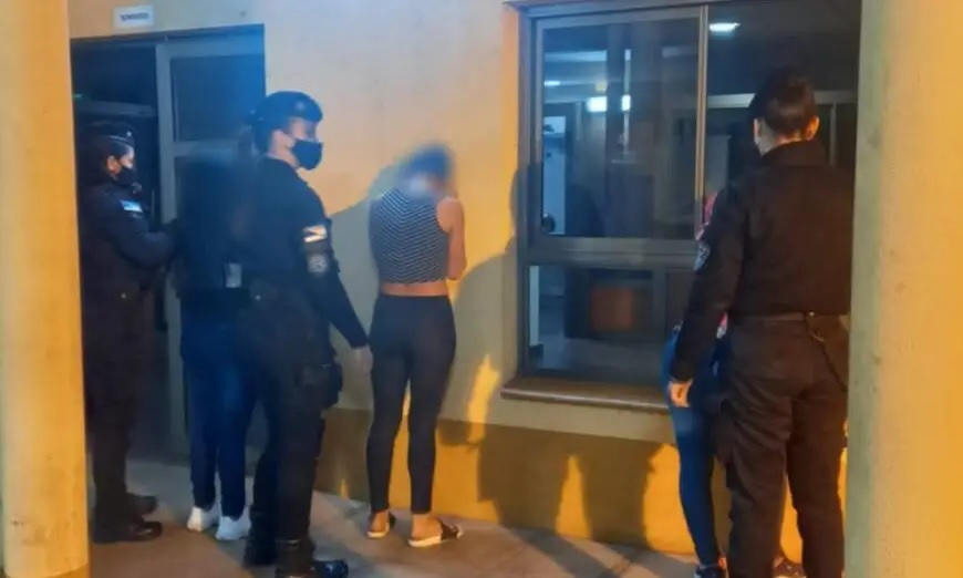 Posadas: detuvieron a tres jóvenes que atacaron a un hombre y dañaron su moto a la salida de un bar