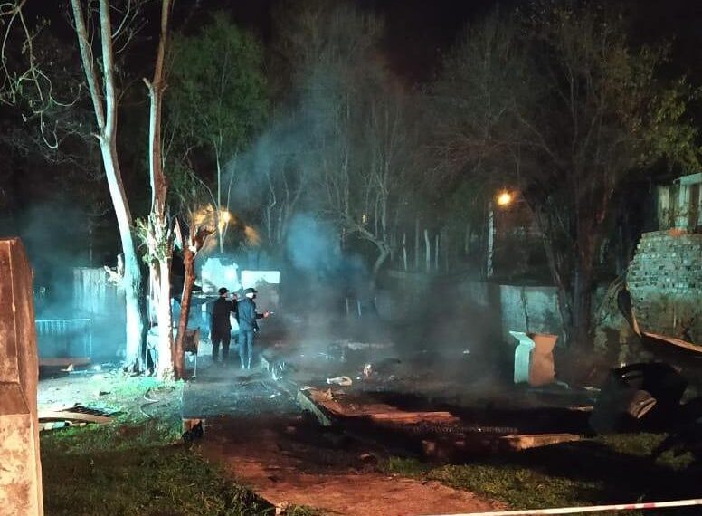 Alem: hallaron a dos personas sin vida tras sofocar el incendio de una vivienda