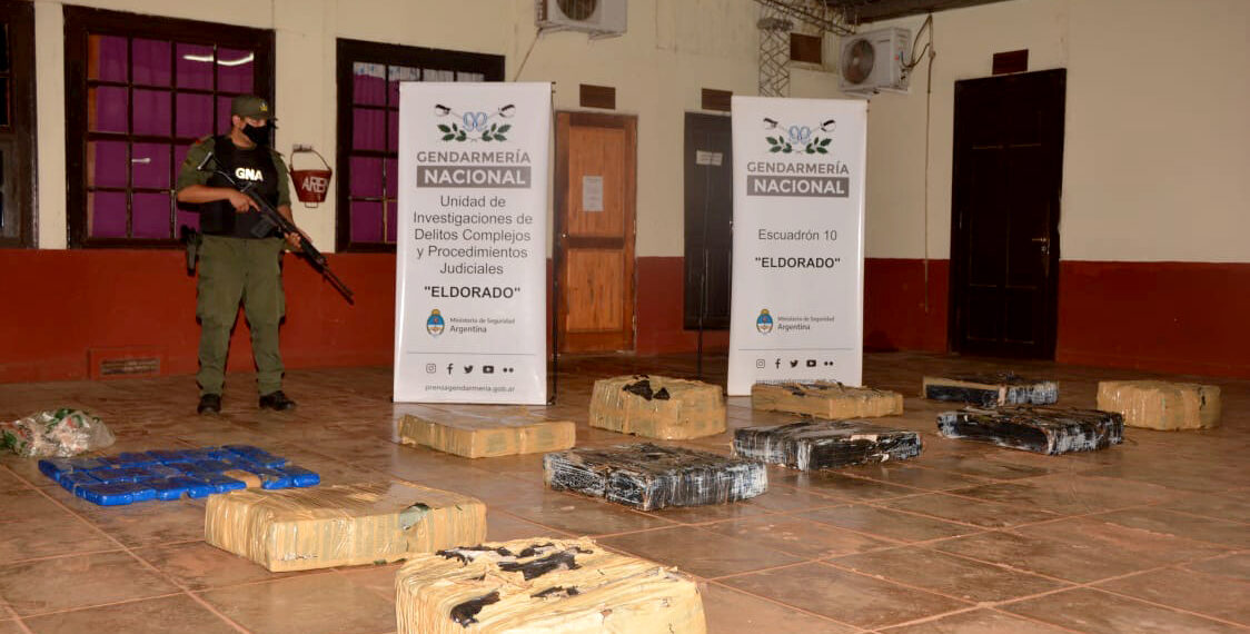 Hallan más de 300 kilos de marihuana escondidos entre la maleza
