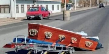 Neuquén: un coche fúnebre perdió el cuerpo con el ataúd en medio de una ruta
