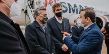 El Gobernador asistió a la ceremonia de llegada del vuelo inaugural del nuevo servicio de la compañía aérea JetSmart
