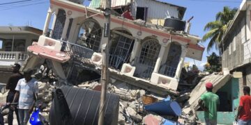 Terremoto en Haití: 1.297 muertos y cientos de personas atrapadas entre los escombros
