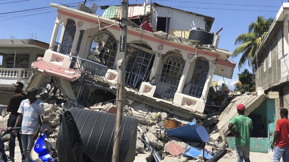 Terremoto en Haití: 1.297 muertos y cientos de personas atrapadas entre los escombros