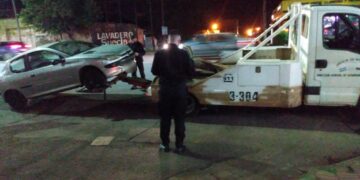 Interceptaron a un automovilista que realizaba maniobras peligrosas y cruzó en rojo en plena avenida