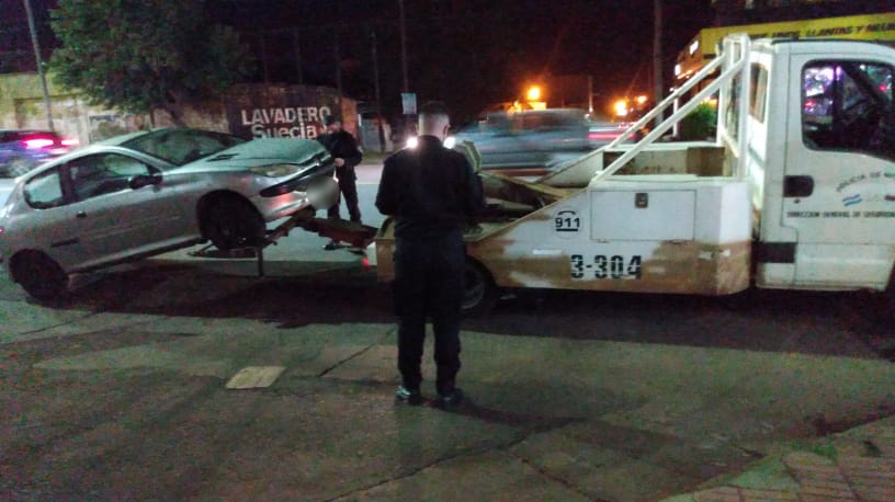 Interceptaron a un automovilista que realizaba maniobras peligrosas y cruzó en rojo en plena avenida