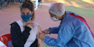 Combinación de vacunas: comienza la inmunización al grupo de 25 a 29