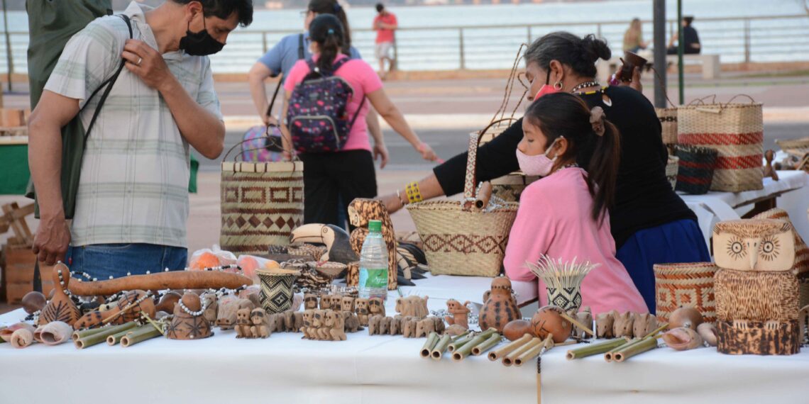 La Feria Tembiapo se consolida como un espacio de intercambio entre culturas
