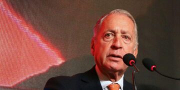 La UIA sugiere no pagar sueldo a los empleados que no vuelven a la presencialidad porque no quieren vacunarse